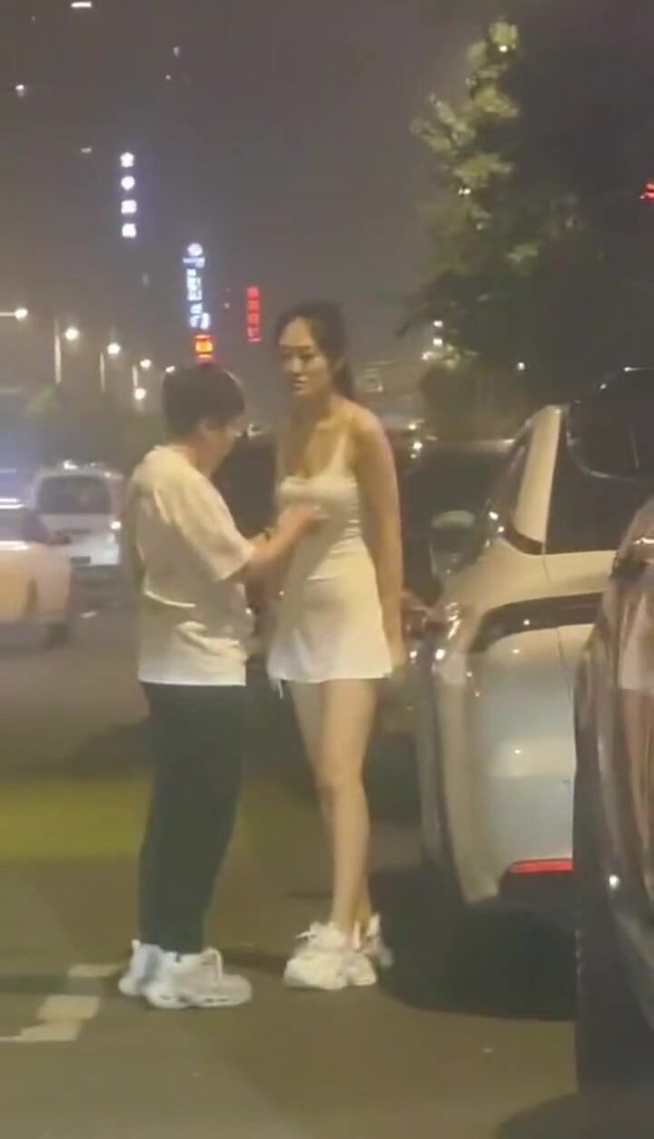Tổng hợp cảnh gái xinh điên tình lột đồ giữa đường luôn